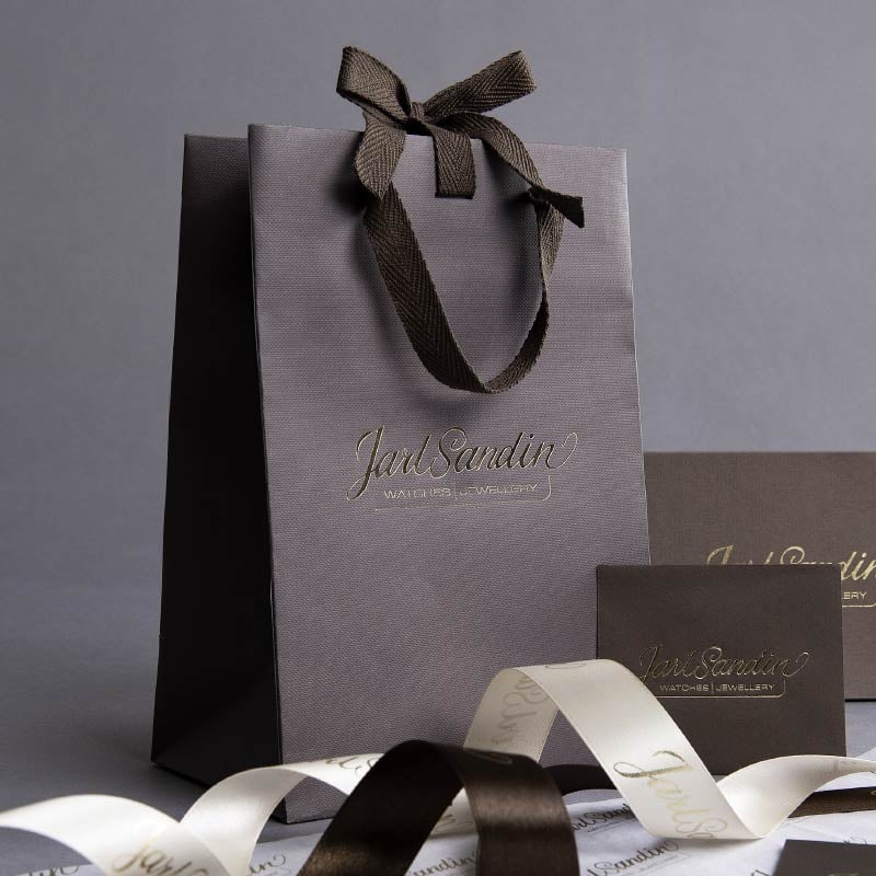 Kasse, presentband och kort med tryck