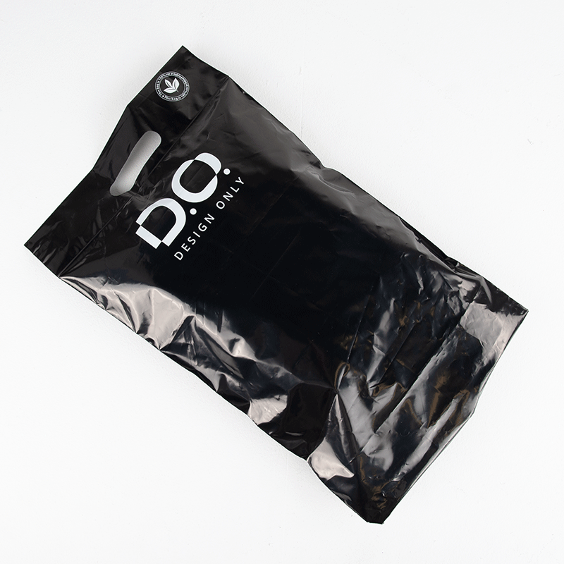 E-handelspåse i plast med kundunikt tryck