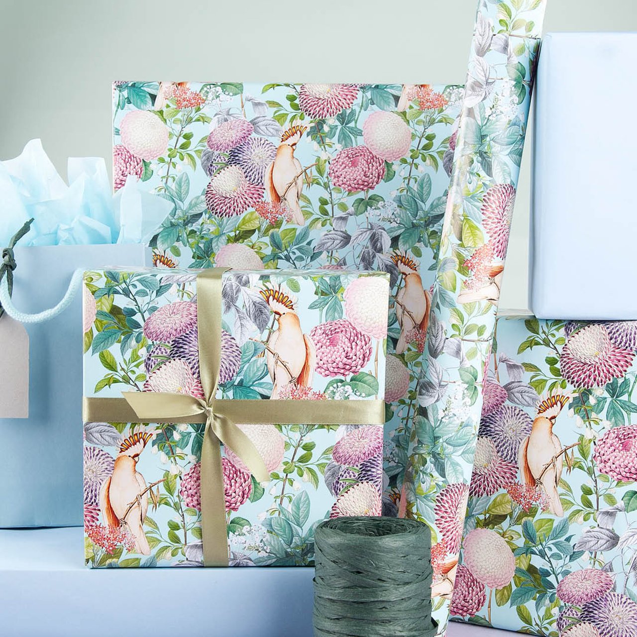 Inslagna presenter med blommiga presentpapper