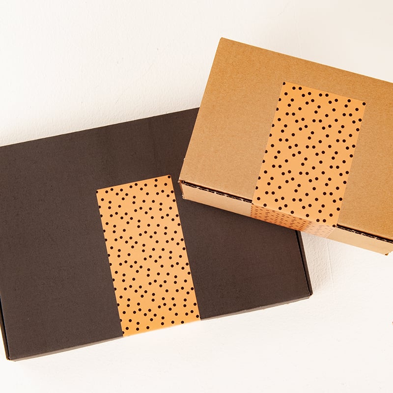 Förslutningsetikett dots aprikos/black - 1