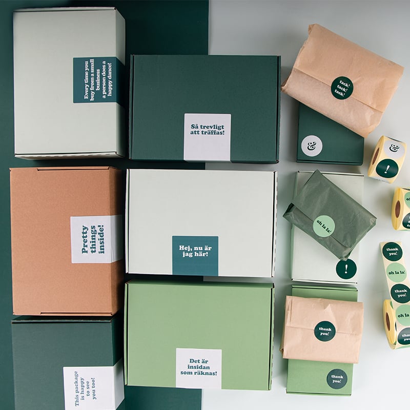 Förslutningsetikett i gröna nyanser med tryck- Svensk text - 3