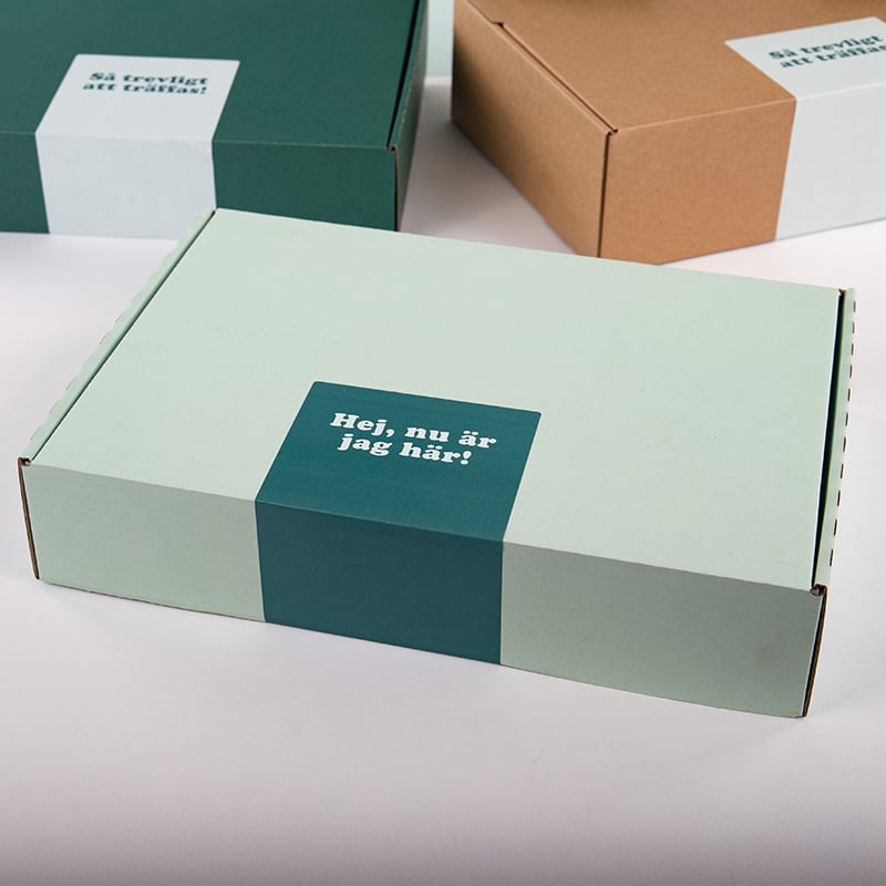 Förslutningsetikett i gröna nyanser med tryck- Svensk text - 1